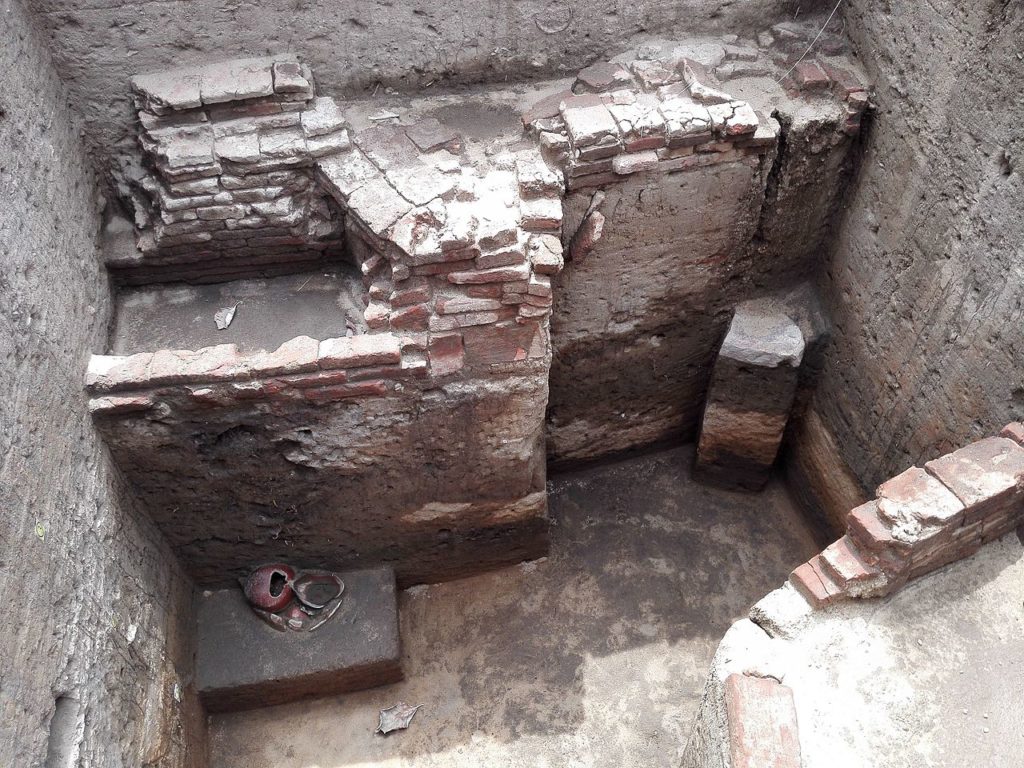 Artifacts & archaeological remains at Keezhadi.